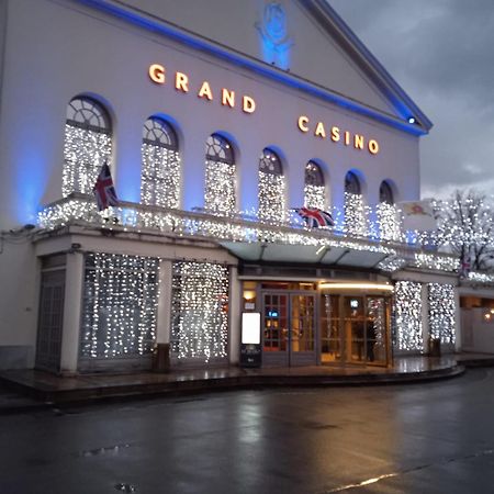 Au Charme Du Lac Espace Bien Etre Et Piscine Chauffe Proche Parc Et Restaurant Du Casino Forges-les-Eaux Eksteriør billede